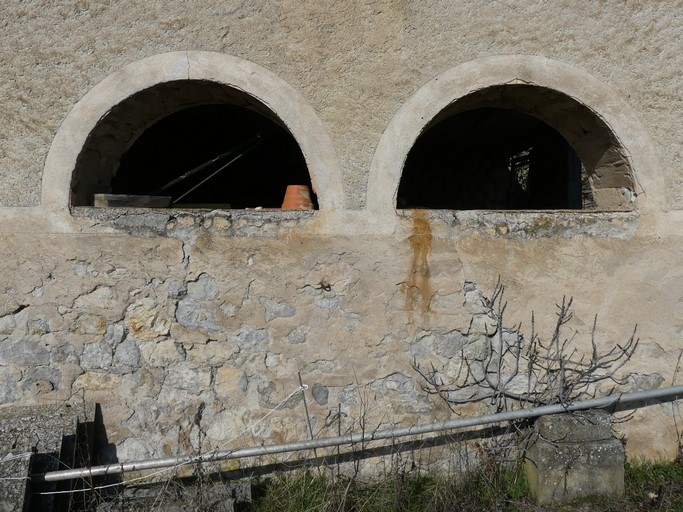 Bâtiment du logis. Pignon est, premier niveau. Arcades.