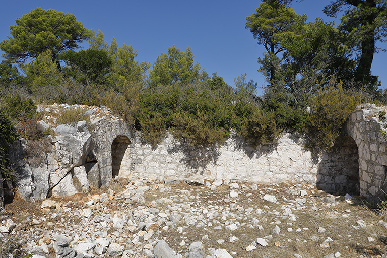batterie, ruines d'une plate-forme d'artillerie, vue axiale, mur de fond et issues latérales des galeries casematées reliant les plates-formes