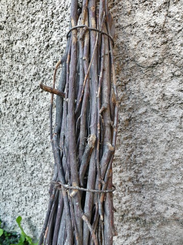 Balai en cornouiller dit escoube. Détail de l'assemblage en fil de fer.