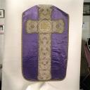 ensemble de vêtements liturgiques (N° 1) : chasuble, étole, manipule, bourse de corporal, voile de calice (ornement violet)