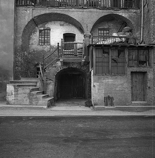 Façade ouest. Les deux niveaux d'arcades.