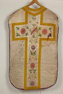 Ornement blanc : chasuble, étole, manipule