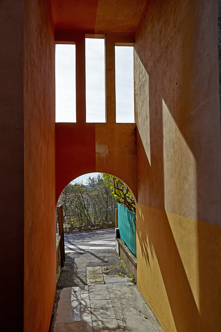 Le groupe 10. Vue de l'entrée.