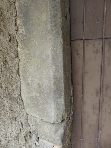 Elévation sud, sous le passage couvert. Baie boutiquière, détail du piédroit chanfreiné avec congé en biais.