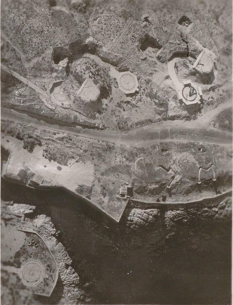 [Vue aérienne oblique du secteur sud de la batterie basse de l'Escalette, casemates et plates-formes n°3 et 4],1946.