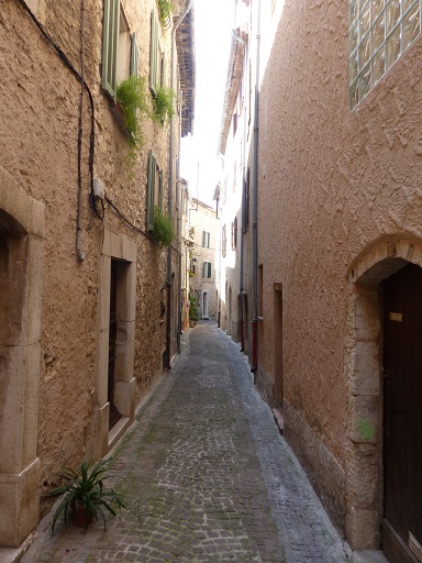 La rue de la Pierre à la Haute-Gaude, prise de l'est. 