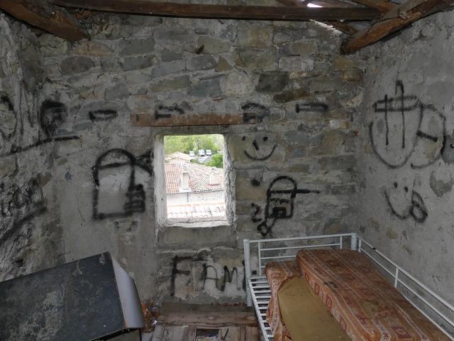 Rez-de-chaussée surélevé, logis. Vue de volume prise de l'est.