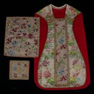 Ornement blanc : deux dalmatiques, chasuble, voile de calice, bourse de corporal, voile de pupitre d'autel