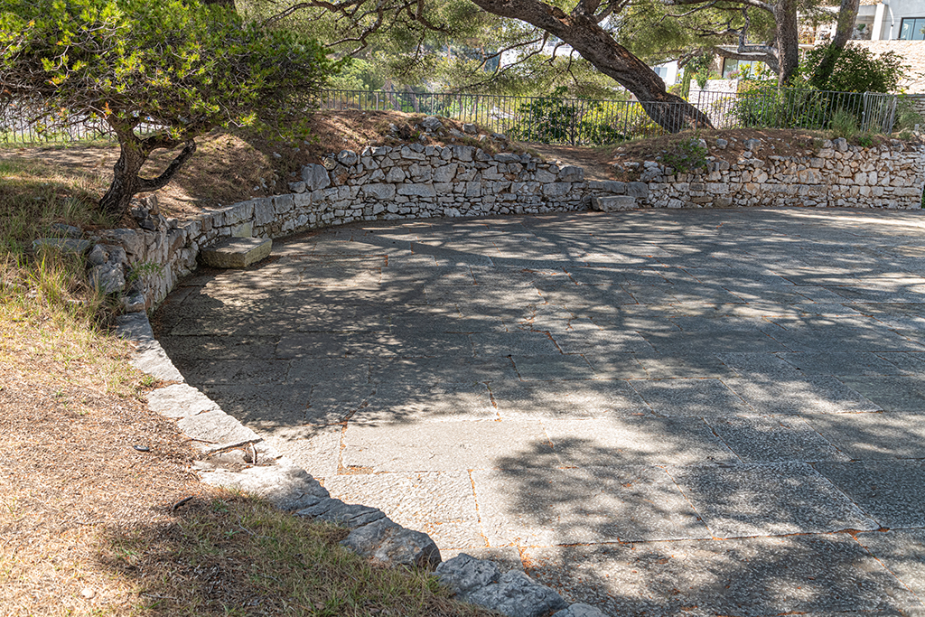 Mur de genouillère de l'ancien épaulement et plate-forme dallée, vus de l'est