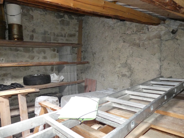 Etage, fenil. Mur sud, vestiges de la tour ronde.