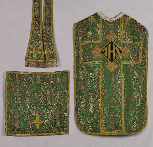 ensemble de vêtements liturgiques : chasuble, voile de calice, étole (ornement vert)