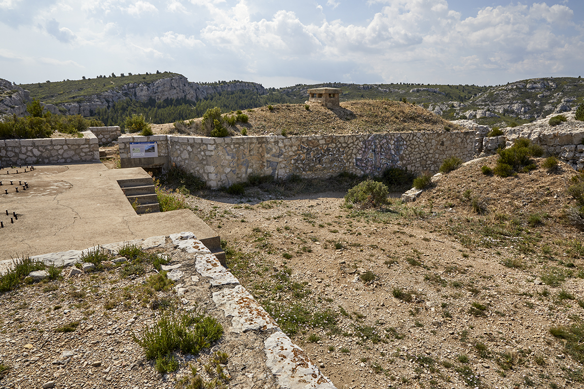 Intérieur de la batterie vu vers l'ouest,  cour bordant la plate-forme, traverse-abri de droite.