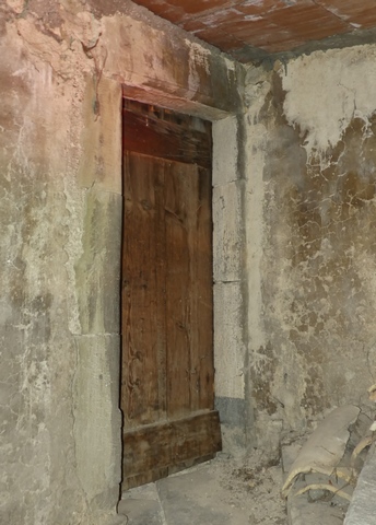 Etage, escalier. Mur ouest, porte de la pièce occidentale.