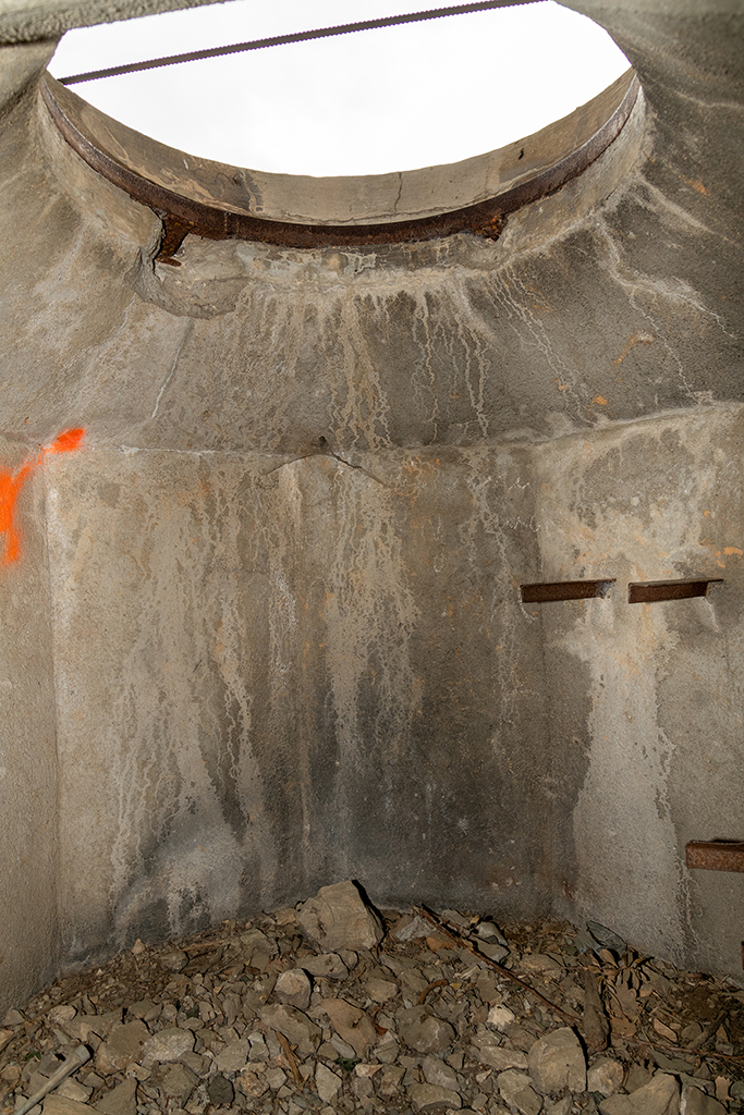 Verrou de Ners,  côté nord de la route : tobrouk haut, type Vf58, couvert en guérite, intérieur du poste de tir.
