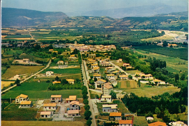 [Vue aérienne du bourg de Ribiers et des lotissements prise du sud], années 1970.