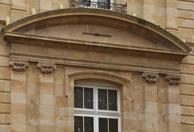 Hôtel de Réauville, puis de La Tour-d'Aigues, puis de Caumont, actuellement conservatoire de musique