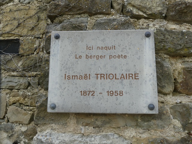 Elévation nord, plaque commémorative du poète Ismaël TRIOLAIRE (1872-1958).
