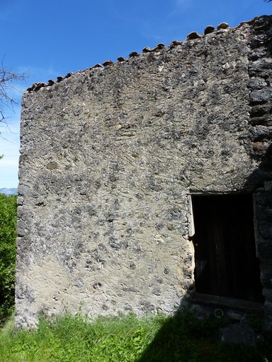 Toit à un pan. Maison située au hameau de Grange-Neuve (Châteauneuf-de-Chabre).