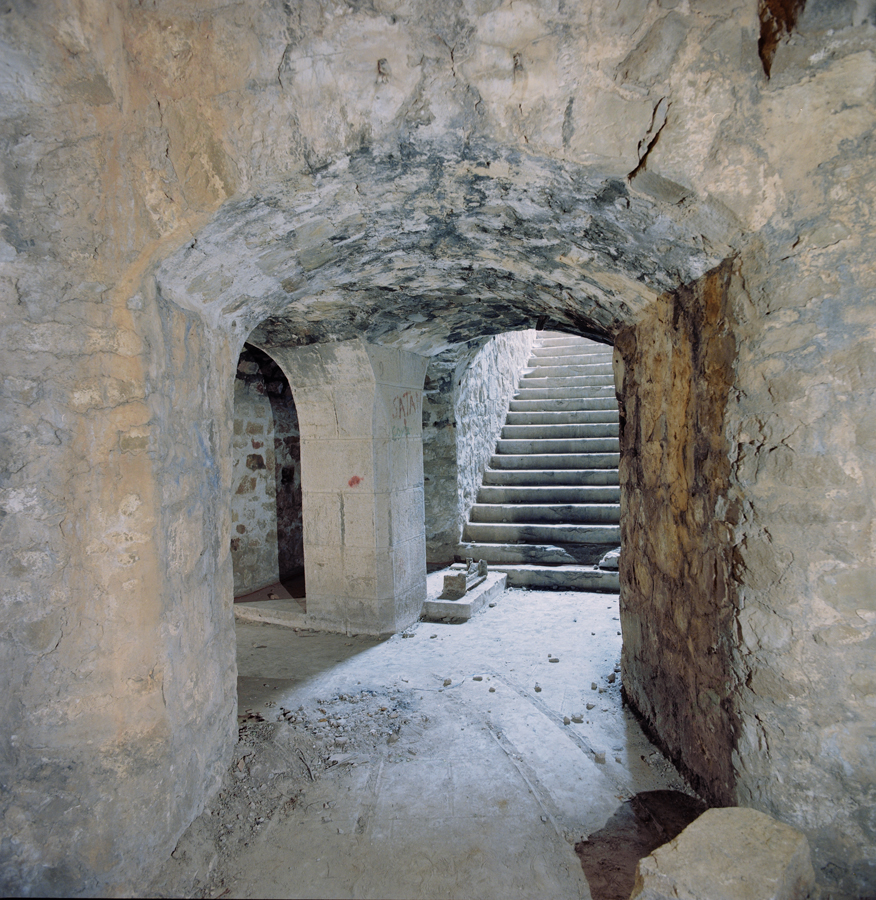 Souterrain de 1893 : vestibule vu du local de départ du monte-charge.