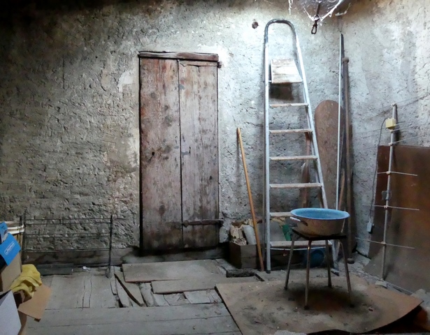 Partie nord. Etage de comble, palier. Mur et porte du séchoir central.