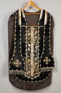Ornement noir : chasuble, étole, manipule et voile de calice