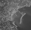 Vue aérienne du port de Saint-Jean-Cap-Ferrat en 1971, durant les travaux de construction de la digue du nouveau port de plaisance.