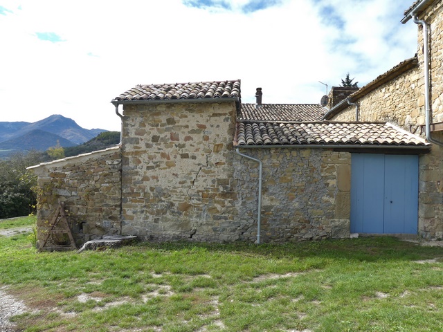 De gauche à droite : dépendance agricole sud, bâtiment du pigeonnier, portail oriental de la cour .