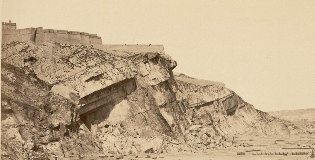[Vue de la carrière de Ratonneau ouest en contrebas du fort], 1875. Détail.