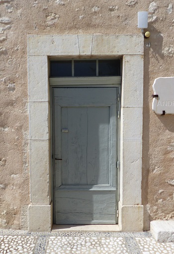 Bâtiment 3. Elévation sud, premier niveau. Porte du logis. 