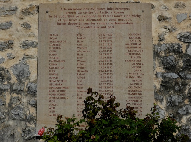 Cour du Lastic, plaque en souvenir des enfants juifs déportés.