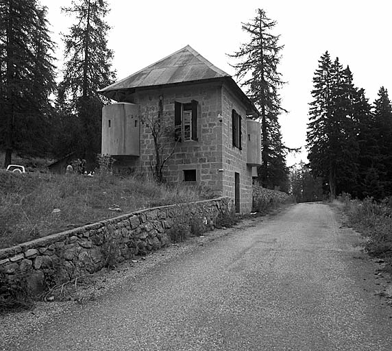 Poste défensif ou blockhaus. Remarquer les bretèches d'angle en béton armé.