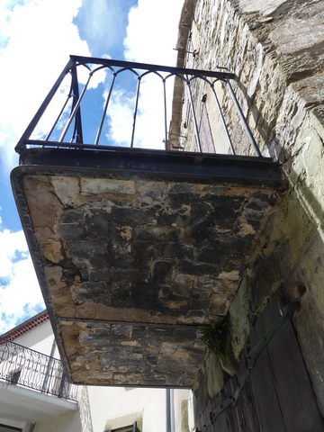 Pignon sud, deuxième niveau. Structure du balcon : cadre métallique en U et coupoles plates en brique pleine.