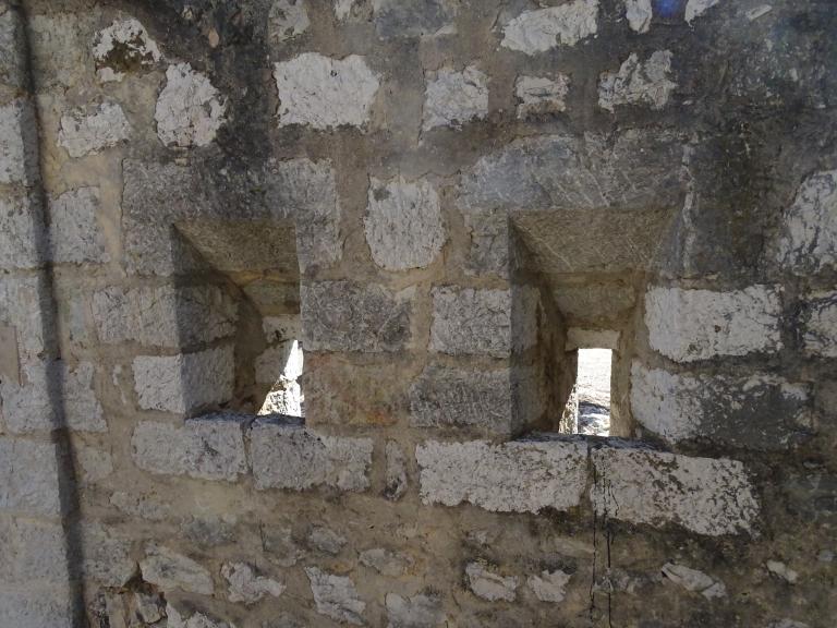 Mur-parapet du front de gorge, détail des créneaux encadrant la porte, vus de l'intérieur.