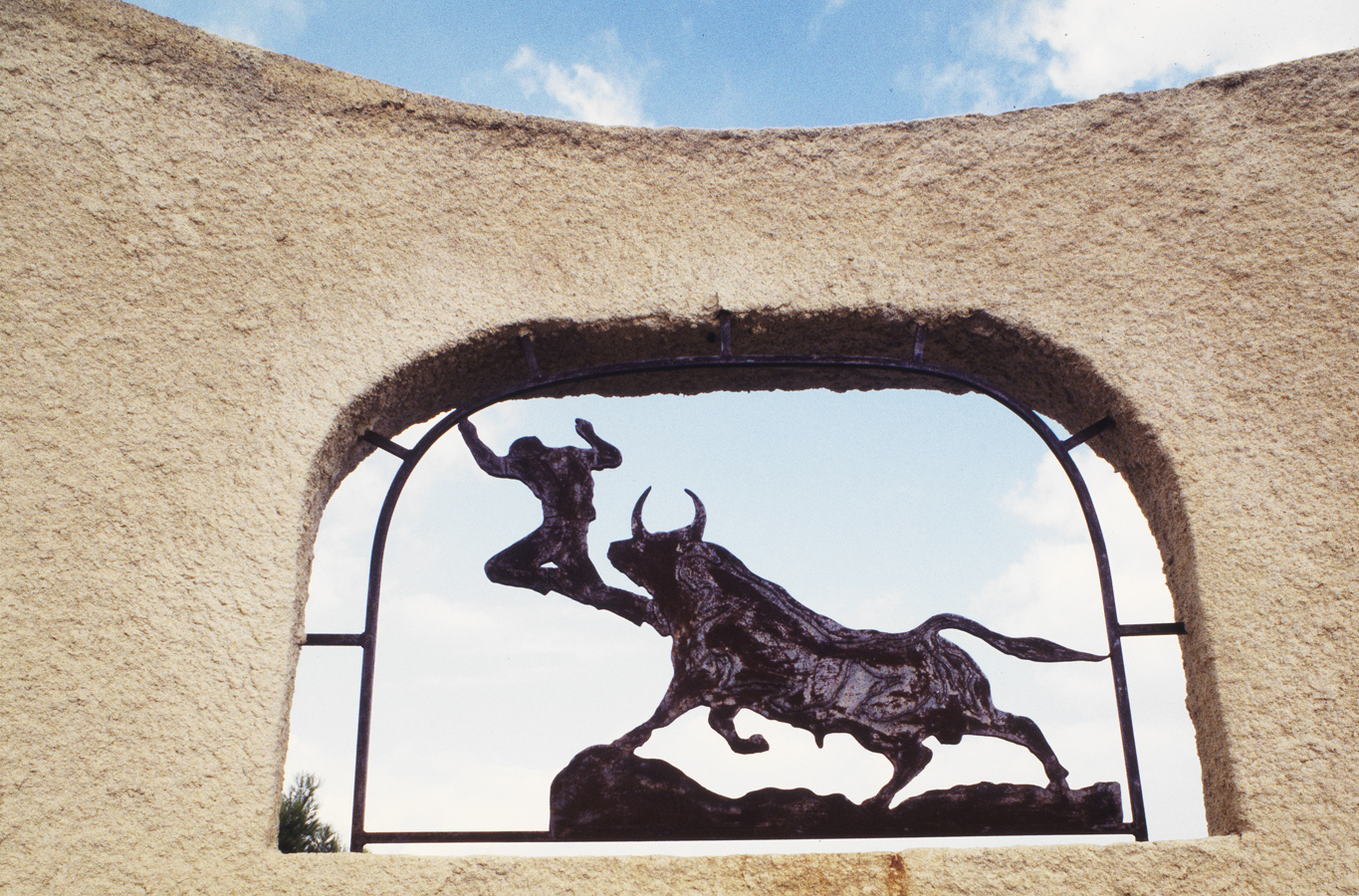 Décor : scène de course camarguaise en tôle découpée.