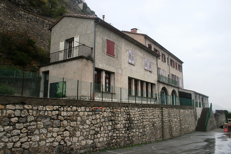 Groupe scolaire d'Entrevaux. Vue d'ensemble depuis le sud-ouest.