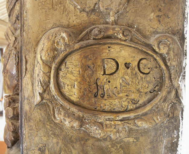 Cheminée (N°1) : cartouche portant inscription et date.