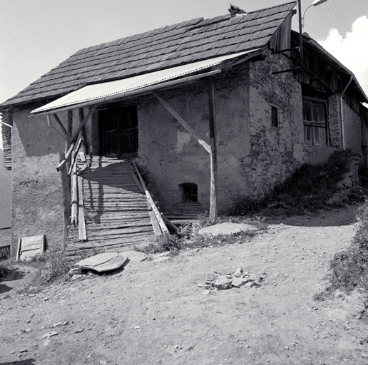 Puy-Richard. Parcelle 472. Côté nord-est. Passerelle de rondins et rampe d'accès aux granges.