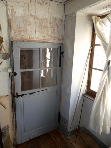 Etage, chambre sud-ouest. Angle sud-est, porte de la cage d'escalier.