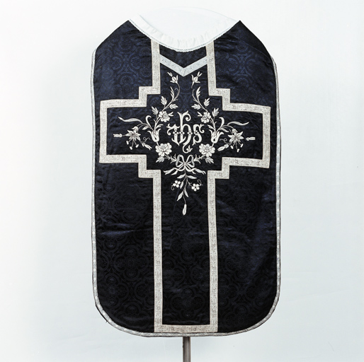 ensemble de vêtements liturgiques (N° 2) : chasuble, étole, manipule (ornement noir)