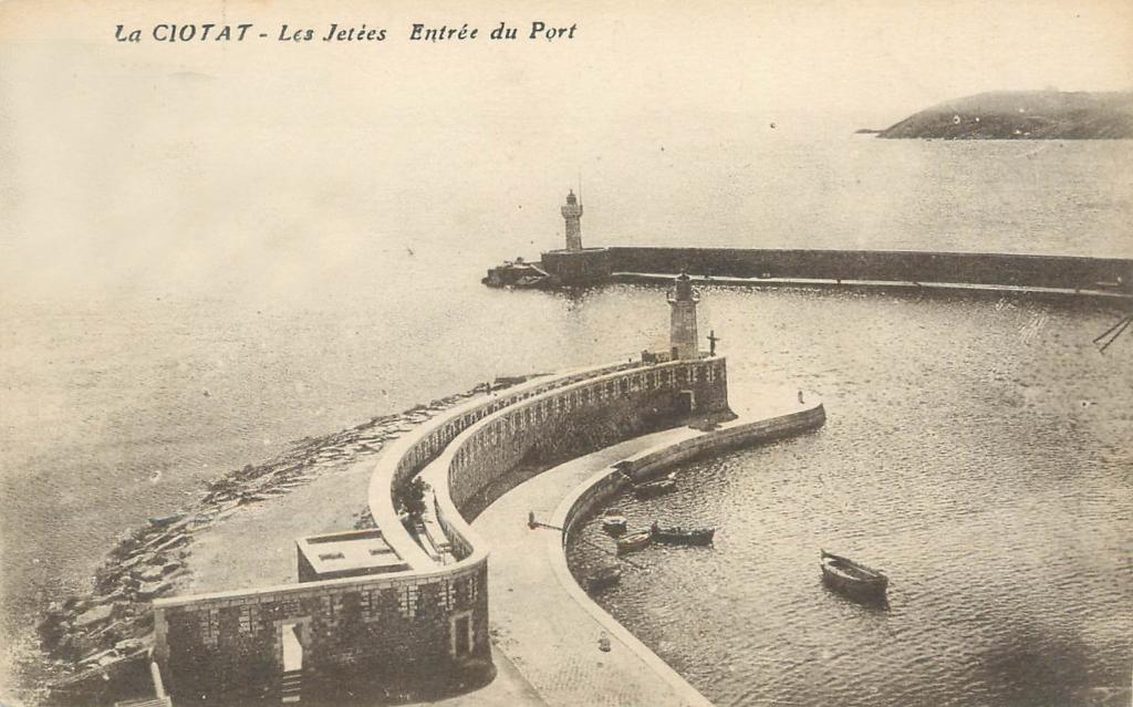 La Ciotat - Les Jetées Entrée du port. [Vue plongeante du môle Bérouard prise du beffroi de l'hôtel de ville], c.1910.