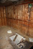 Vue intérieure de la première cabane. Trappe avec accés au sous-sol par une échelle.
