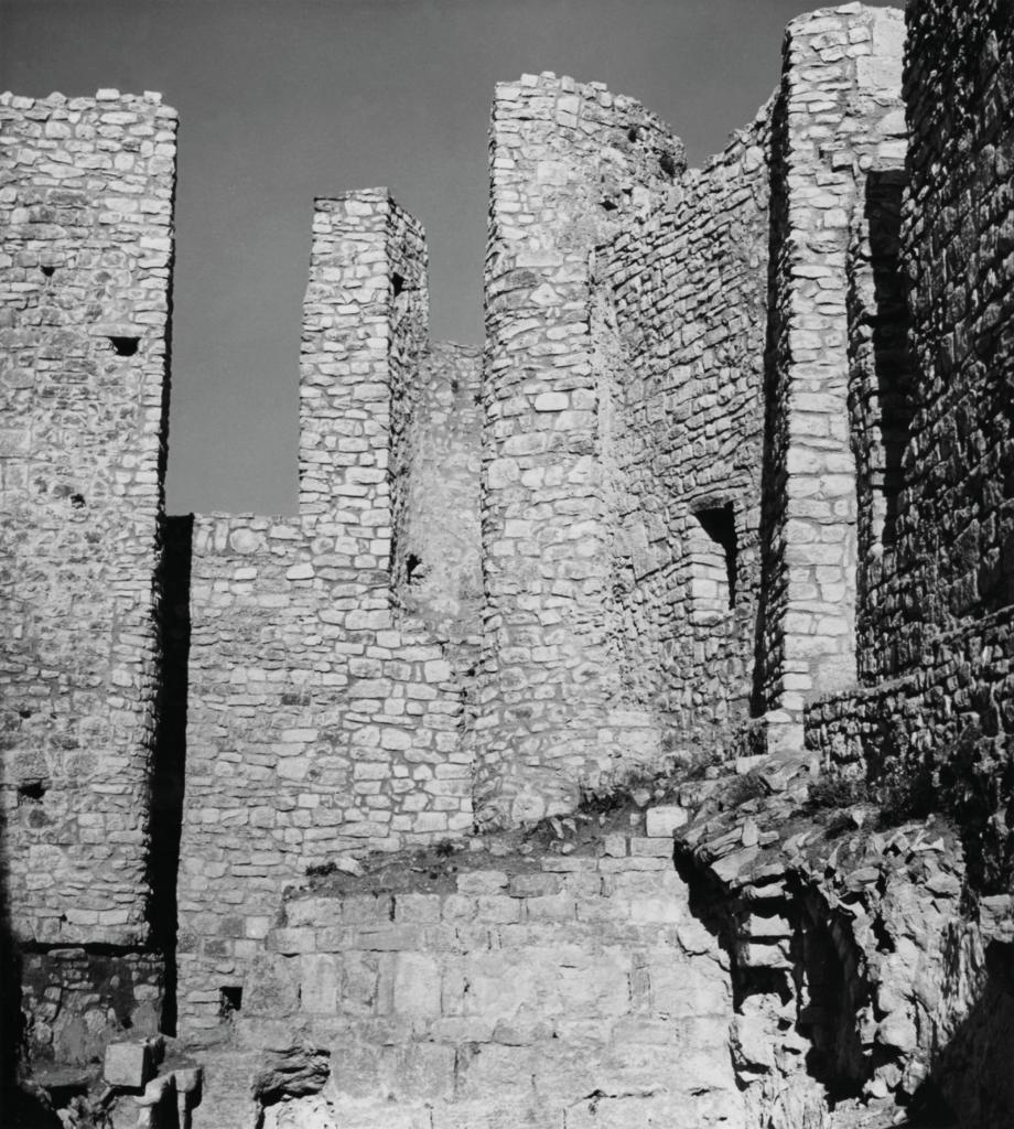[Château de Bargème, angle nord-ouest du corps de logis après les premiers travaux de restauration], [vers 1967].