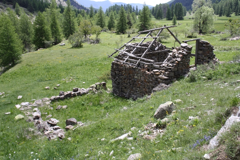 Plateau de la Réourié. Entrepôt agricole partiellement ruiné avec son enclos attenant (B 946).