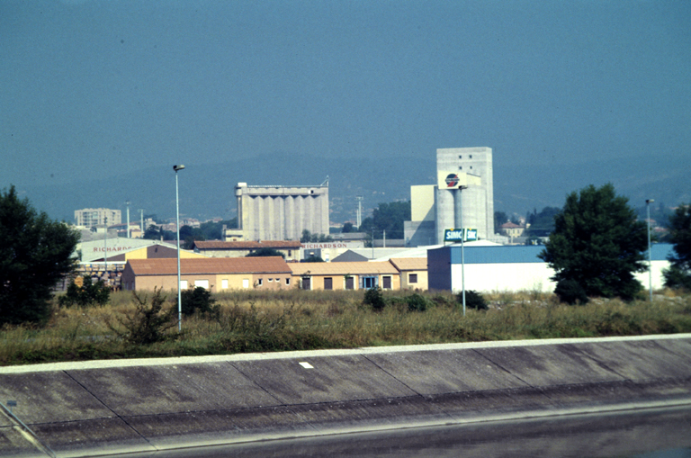 coopérative agricole (coopérative céréalière) et usine de sélection de semences (station de semences) dite Coopérative des silos de la région de Manosque, Coopérative départementale des silos des Basses-Alpes puis Coopérative agricole de céréales de Haute-Provence