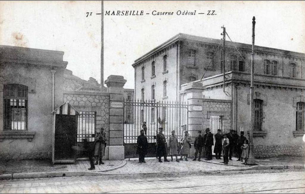Marseille. - Caserne d'Odéoul. [Grille d'entrée et un bâtiment de casernement de la caserne Audeoud, vus de l'avenue de la Corse] c. 1915.