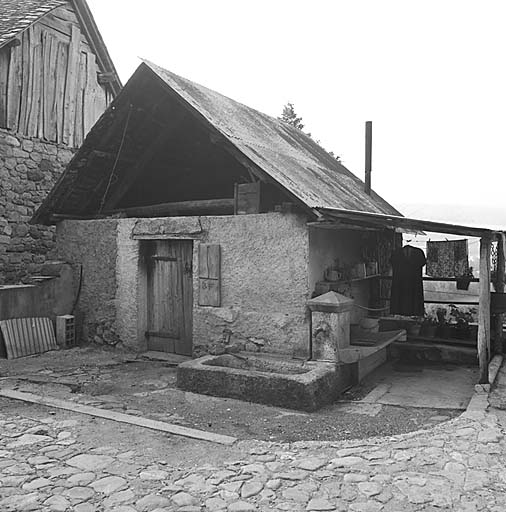 Le four et la fontaine dans la cour.