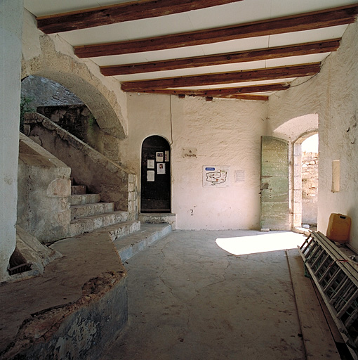 Bâtiment 36. Vestibule d'entrée, escalier, porte de la chapelle 37, porte haute du château.