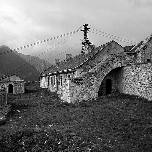 Donjon. Batterie supérieure. A gauche, bâtiment F (magasin à poudre). A droite caserne A et pylone du téléphérique de la Seyte. Au premier plan, escalier extérieur menant aux dessus de la batterie Haxo.