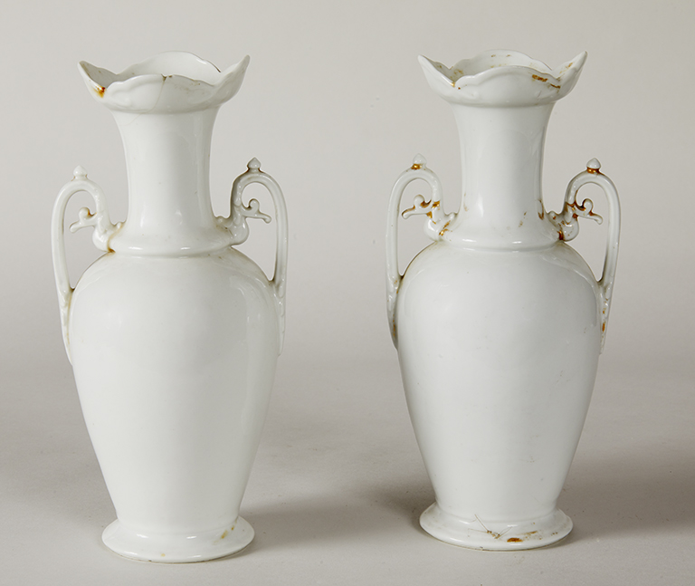 Série de trois vases d'autel