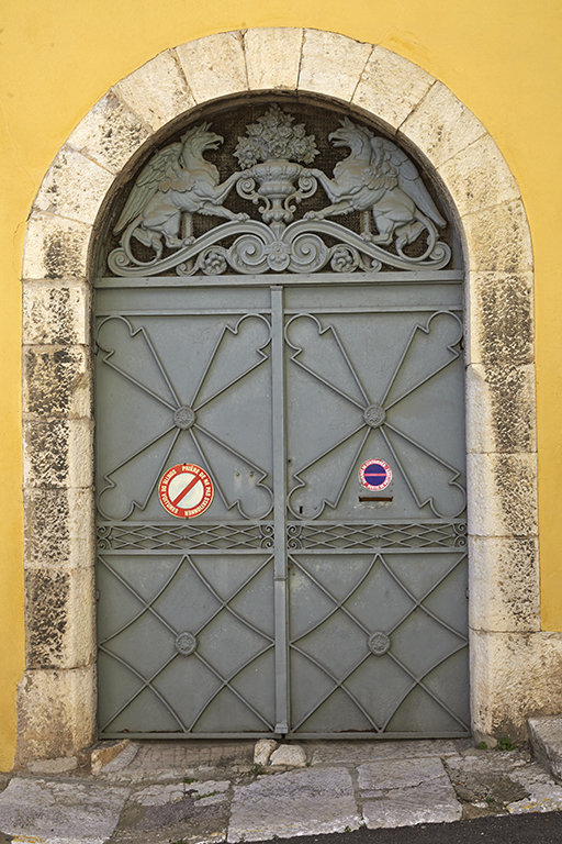 Ensemble de la porte d'entrée de la parfumerie : porte à deux vantaux et tympan ajouré